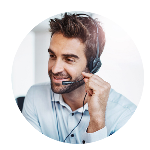 Mitarbeiter telefoniert mit seinem Headset