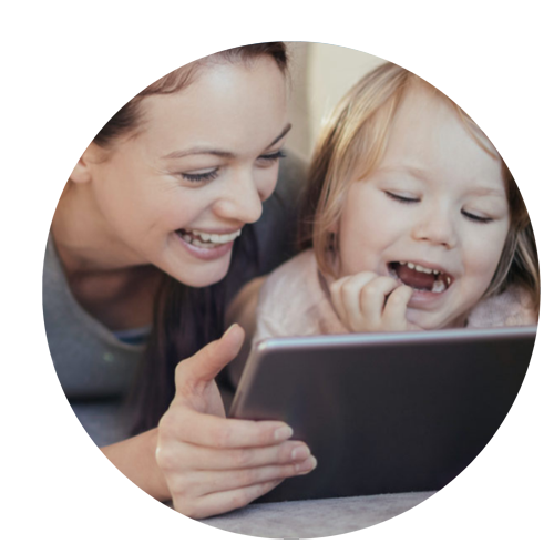 Mutter und Tochter schauen freudig auf ihr Tablet