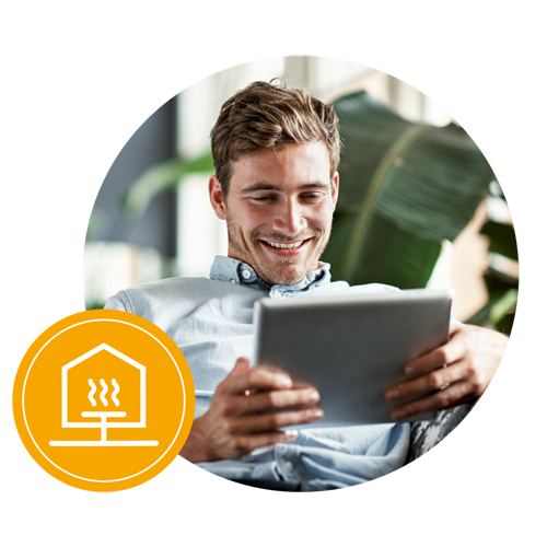 Mann schaut auf Tablet