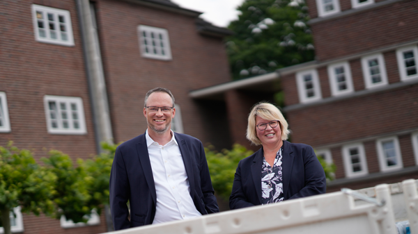 Foto von Stadtwerke Duisburg-Vorstand Andreas Gutschek und VIVAWEST-Kundencenter Rhein-Ruhr-Leiterin Marion Karrenberg 